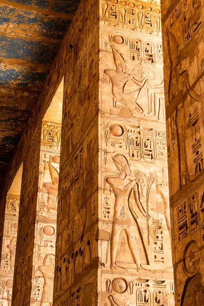 Templo Medinet Habu Egipto Luxor de Ramsés III es una importante estructura del período del Nuevo Reino en la Ribera Occidental de Luxor —  Fotos de Stock