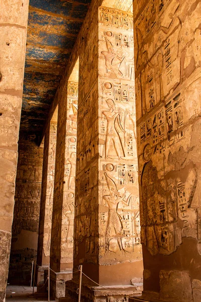 Храм Медінет Хабу Єгипет Луксор Рамсеса ІІІ є важливою будівлею періоду Нового царства на Західному березі Луксора. — стокове фото