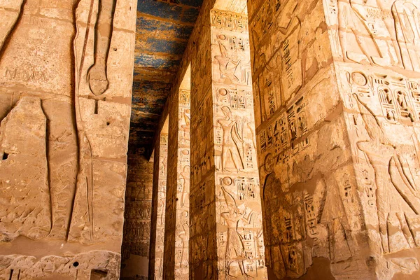 Temple Medinet Habu Egypt Luxor of Ramesses III is an important New Kingdom period structure in the West Bank of Luxor — Stock Photo, Image