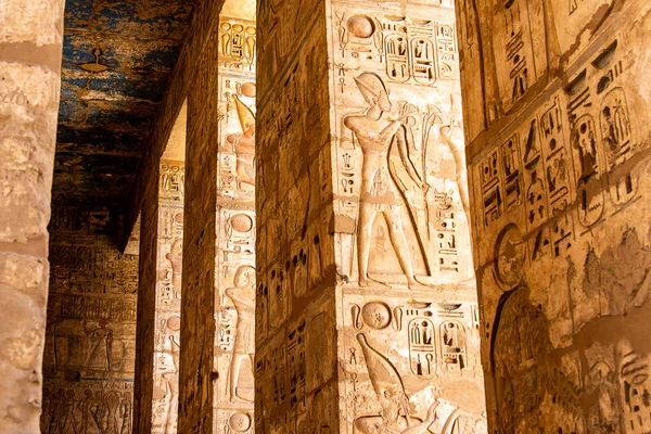 Templo Medinet Habu Egipto Luxor de Ramsés III es una importante estructura del período del Nuevo Reino en la Ribera Occidental de Luxor —  Fotos de Stock