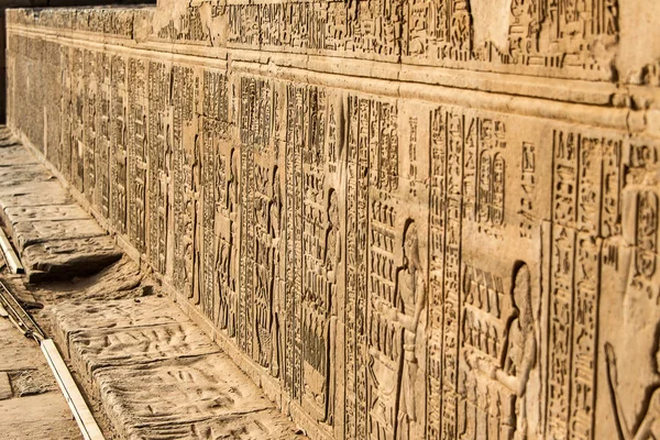 Ruins and Hieroglyphs in the famous Temple of Kom Ombo in Egypt on nile river bank — Stock Photo, Image