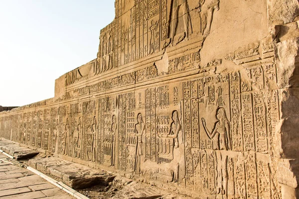Ruínas e hieróglifos no famoso Templo de Kom Ombo, no Egito, na margem do rio Nilo — Fotografia de Stock