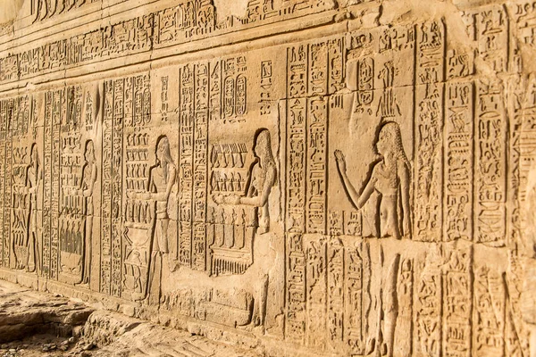 Ruines et hiéroglyphes dans le célèbre temple de Kom Ombo en Egypte sur la rive de la rivière Nile — Photo