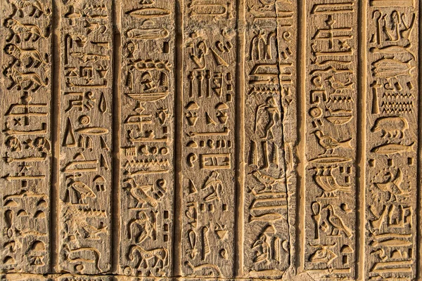 Romok és hieroglifák a híres templomban Kom Ombo Egyiptomban a Nílus folyó partján — Stock Fotó