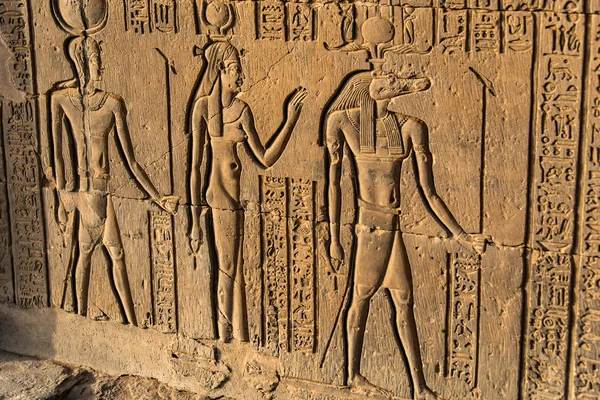 Ruiny i hieroglify w słynnej świątyni Kom Ombo w Egipcie na brzegu Nilu — Zdjęcie stockowe