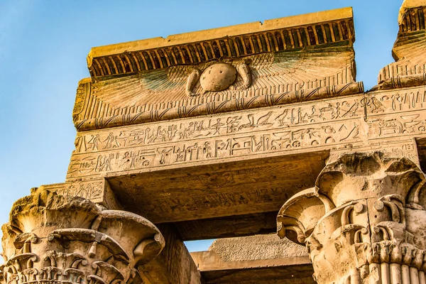 Ruinas y Jeroglíficos en el famoso Templo de Kom Ombo en Egipto en la orilla del río Nilo — Foto de Stock