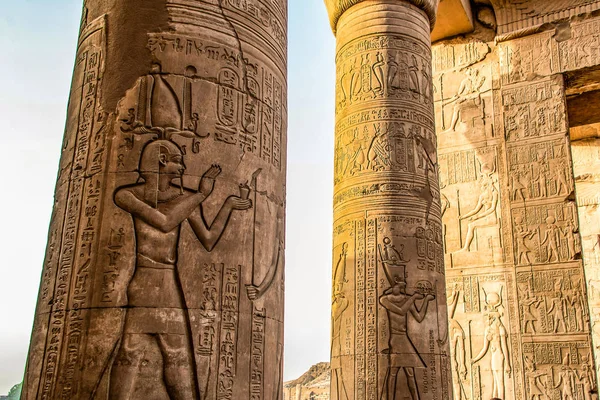 Romok és hieroglifák a híres templomban Kom Ombo Egyiptomban a Nílus folyó partján — Stock Fotó