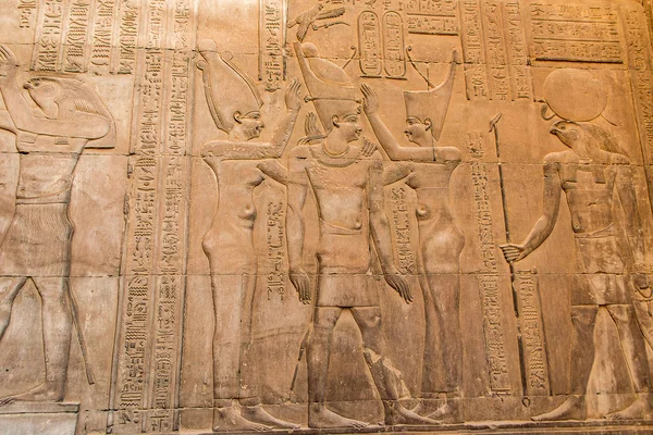 Ruinen und Hieroglyphen im berühmten Tempel von kom ombo in Ägypten am Ufer des Nils — Stockfoto