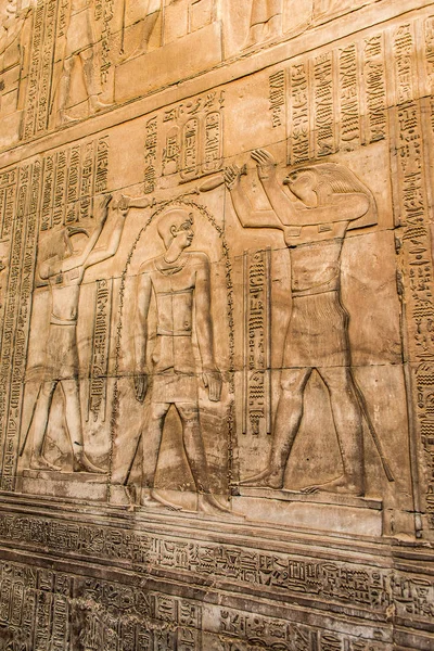 Ruiny i hieroglify w słynnej świątyni Kom Ombo w Egipcie na brzegu Nilu — Zdjęcie stockowe