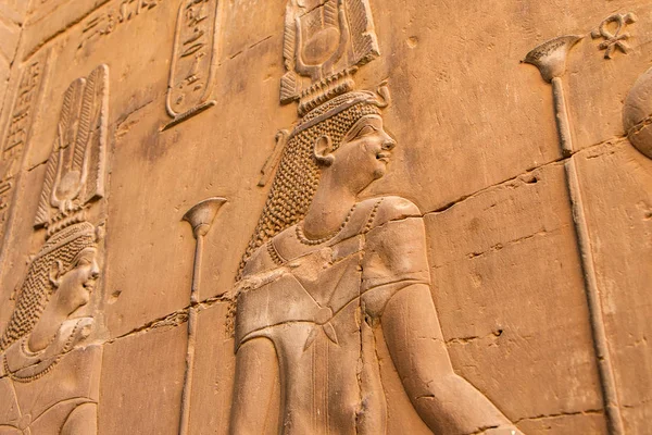 Ruïnes en hiërogliefen in de beroemde tempel van Kom Ombo in Egypte aan de Nijloever — Stockfoto