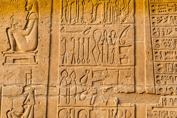 Ruínas e hieróglifos no famoso Templo de Kom Ombo, no Egito, na margem do rio Nilo — Fotografia de Stock