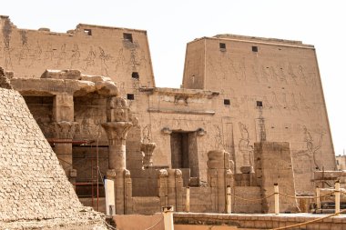 Eski Mısır mimarisi kalıntıları. Edfu, Mısır 'daki Horus Tapınağı' nın hiyeroglifleri ve sütunları.