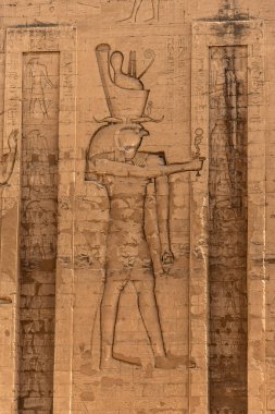 Eski Mısır mimarisi kalıntıları. Edfu, Mısır 'daki Horus Tapınağı' nın hiyeroglifleri ve sütunları.