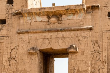Eski Mısır mimarisi kalıntıları. Edfu, Mısır 'daki Horus Tapınağı' nın hiyeroglifleri ve sütunları.
