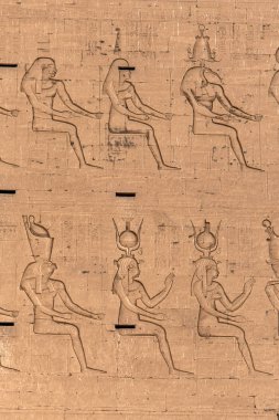 Eski Mısır mimarisi kalıntıları. Edfu, Mısır 'daki Horus Tapınağı' nın hiyeroglifleri ve sütunları.