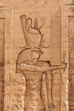 Eski Mısır mimarisi kalıntıları. Edfu, Mısır 'daki Horus Tapınağı' nın hiyeroglifleri ve sütunları.