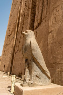 Eski Mısır mimarisi kalıntıları. Edfu, Mısır 'daki Horus Tapınağı' nın hiyeroglifleri ve sütunları.