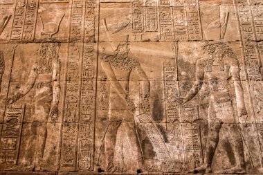 Eski Mısır mimarisi kalıntıları. Edfu, Mısır 'daki Horus Tapınağı' nın hiyeroglifleri ve sütunları.