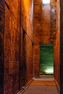 Mısır 'da, Edfu' daki Mısır Horus Tapınağı 'nın merkezindeki tapınağın içindeki aydınlanmış hiyeroglifler.