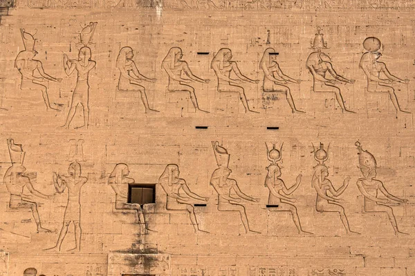 Eski Mısır mimarisi kalıntıları. Edfu, Mısır 'daki Horus Tapınağı' nın hiyeroglifleri ve sütunları. — Stok fotoğraf