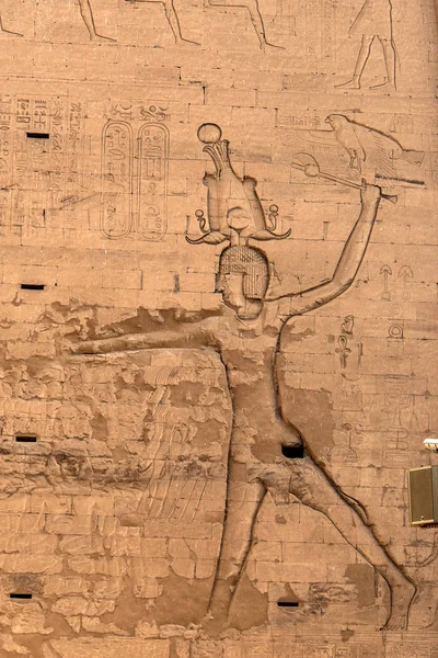 古代エジプト建築の遺跡。エジプトのエドフにあるホルス神殿の象形文字と柱 — ストック写真