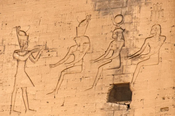 Starověké egyptské architektonické trosky. hieroglyfy a sloupy Hórova chrámu v Edfu, v Egyptě — Stock fotografie