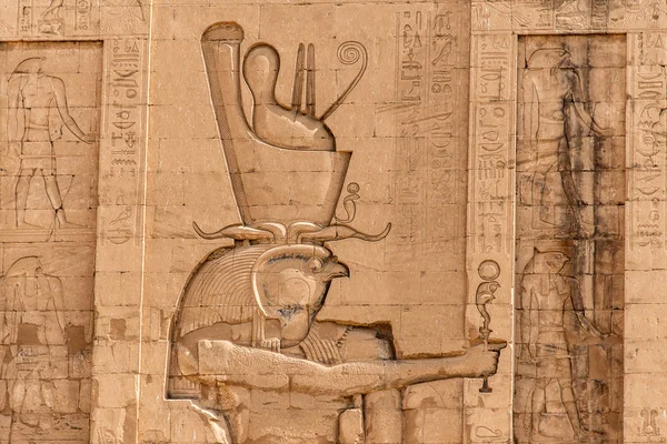 Αρχαία αιγυπτιακά ερείπια αρχιτεκτονικής. ιερογλυφικά και κίονες του ναού του Ώρου στο Edfu, στην Αίγυπτο — Φωτογραφία Αρχείου