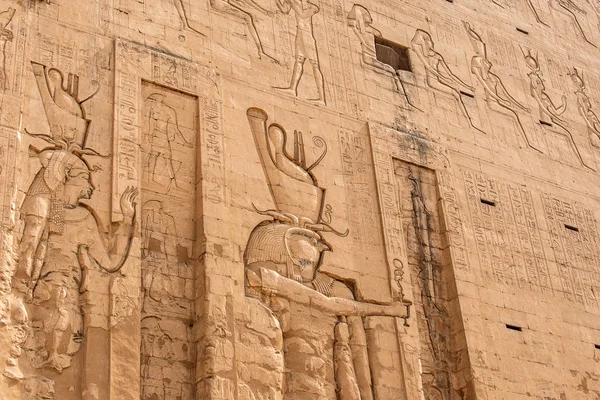 Ruinen alter ägyptischer Architektur. Hieroglyphen und Säulen des Horustempels in Edfu, Ägypten — Stockfoto