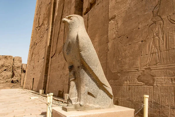 Ruínas da arquitetura egípcia antiga. hieróglifos e colunas do Templo de Hórus em Edfu, no Egito — Fotografia de Stock