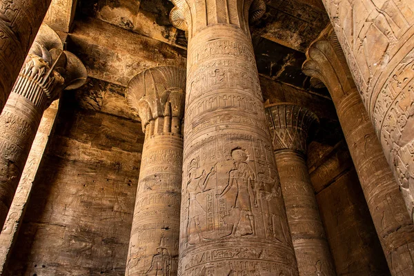 Starożytne ruiny architektury egipskiej. hieroglify i kolumny świątyni Horusa w Edfu, w Egipcie — Zdjęcie stockowe