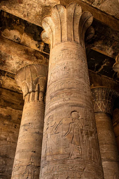 Ősi egyiptomi építészeti romok. Hórusz templomának hieroglifái és oszlopai Edfuban, Egyiptomban — Stock Fotó