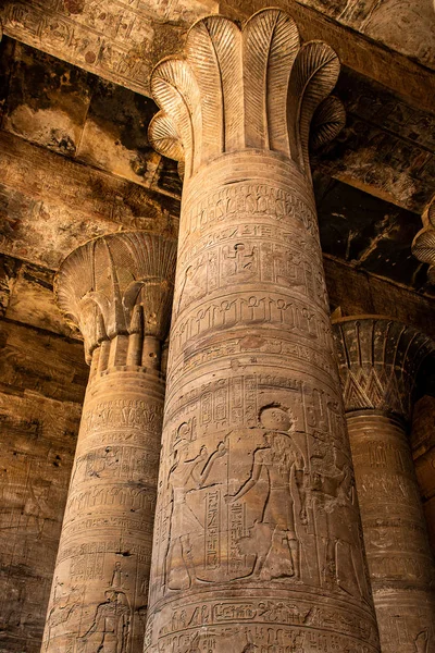 Ruinas de arquitectura egipcia antigua. jeroglíficos y columnas del Templo de Horus en Edfu, en Egipto —  Fotos de Stock