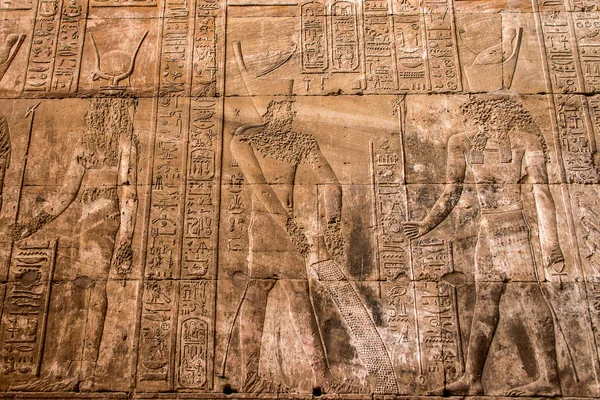 古老的埃及建筑废墟。 埃及埃德福荷鲁斯寺的象形文字和柱子 — 图库照片