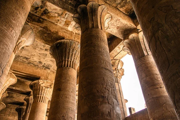 Ősi egyiptomi építészeti romok. Hórusz templomának hieroglifái és oszlopai Edfuban, Egyiptomban — Stock Fotó