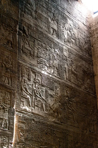 Jeroglíficos iluminados Dentro del santuario en el centro del templo egipcio de Horus en Edfu, en Egipto —  Fotos de Stock