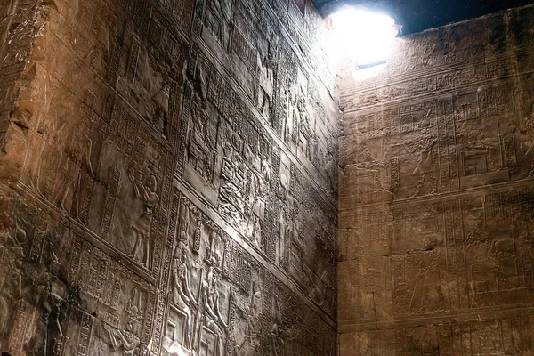 Просвічені ієрогліфи всередині святилища в центрі горуського храму в Едфу (Єгипет). — стокове фото