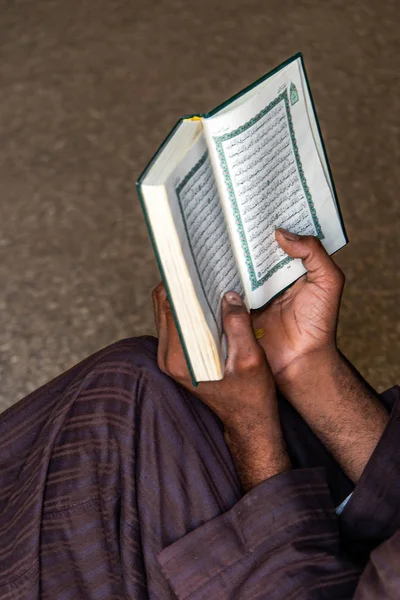 19.05.2018 Horus Kuil Edfu Mesir Muslim Man berdoa di masjid Membaca Al-Quran — Stok Foto