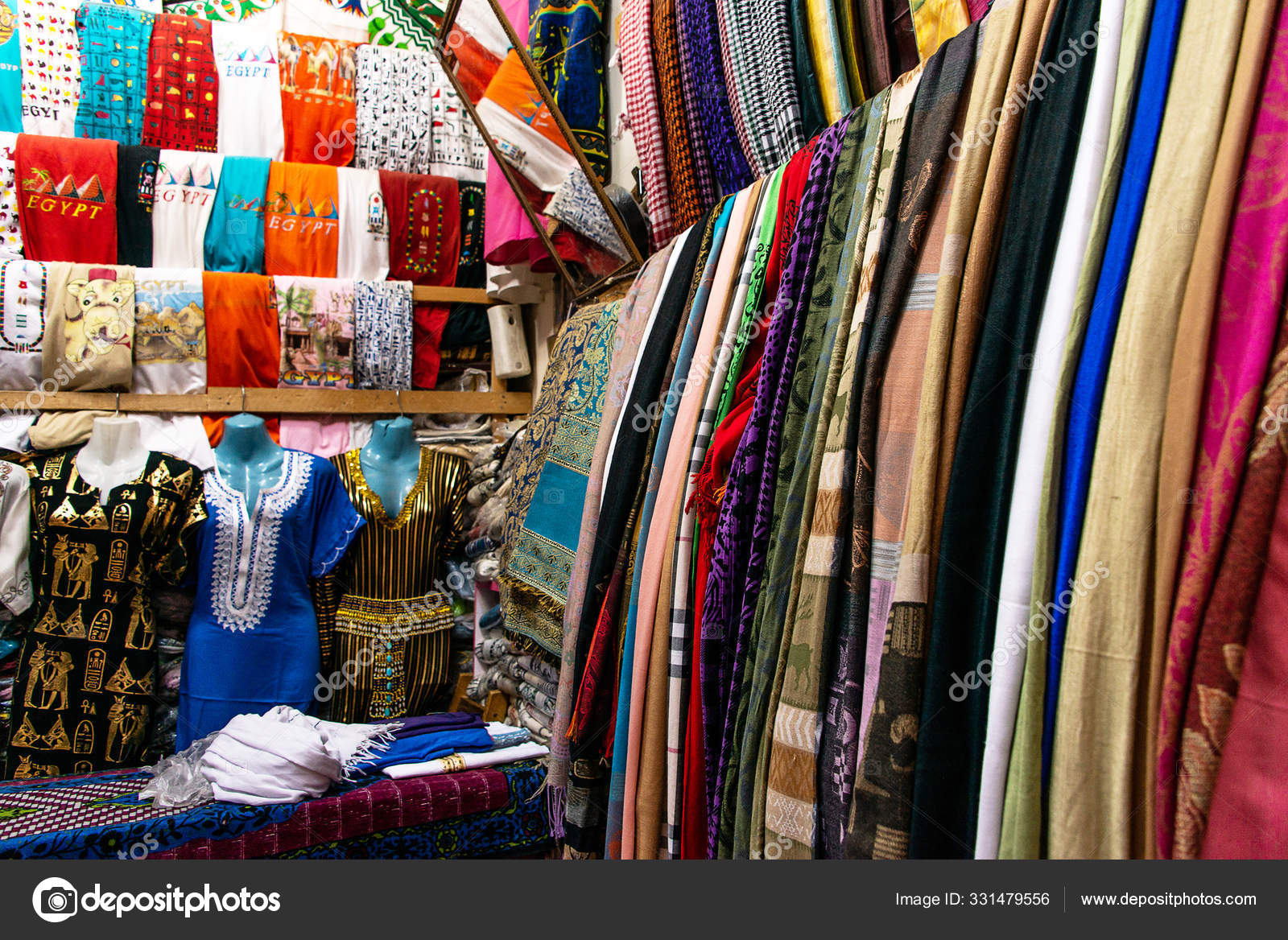 EDFU, EGITTO Tradizionale egiziano colorato palatino e