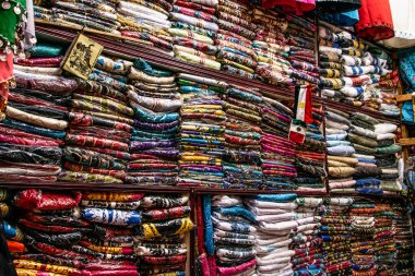 Edfu, Mısır 19.05.2018 Geleneksel Mısır rengarenk damak tadı ve Edfu Horus Tapınağı 'ndaki açık hava pazarında satılan kıyafetler