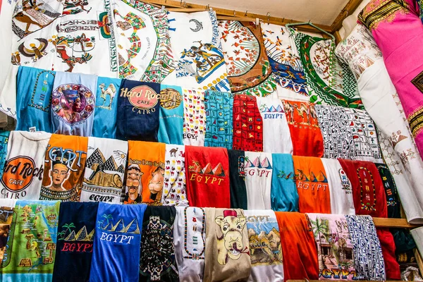 EDFU, EGYPT 19.05.2018 Palatino colorido egípcio tradicional e roupas vendidas no mercado ao ar livre em Edfu Horus Temple — Fotografia de Stock