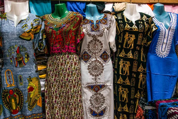 Edfu, Egypte 19.05.2018 Traditionele Egyptische kleurrijke palatine en kleding verkocht op de openluchtmarkt in Edfu Horus Temple — Stockfoto