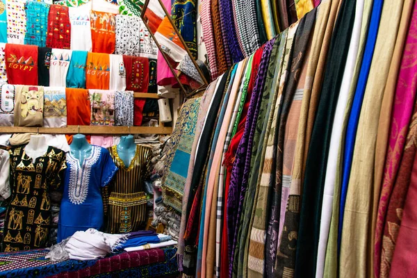 Edfu, Egypte 19.05.2018 Traditionele Egyptische kleurrijke palatine en kleding verkocht op de openluchtmarkt in Edfu Horus Temple — Stockfoto