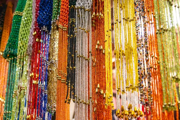 EDFU, EGITO Cadeias de pérolas coloridas egípcias tradicionais de jóias vendidas no mercado ao ar livre em Edfu Horus Temple — Fotografia de Stock