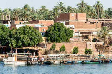 Kom Ombo Mısır 19.05.2018 Çocuklar Kom Ombo şehrindeki Nil nehrinde bir tekne limanında oynuyorlar.