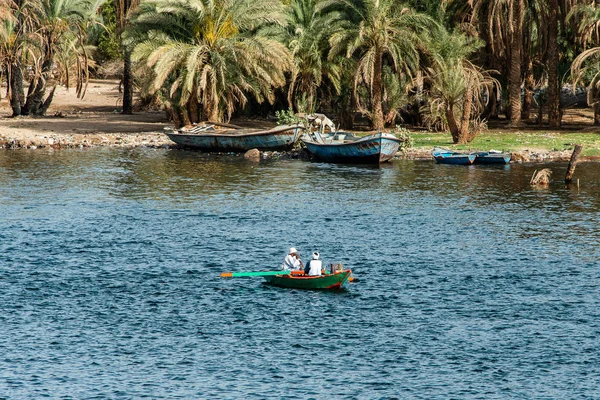 Kom Ombo Egypt 19.05.2018 rybáři na lodi na řece Nilu ve městě Kom Ombo — Stock fotografie