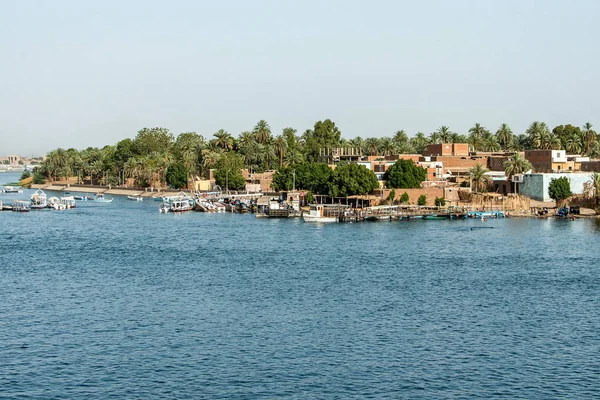 Kom ombo Ägypten 19.05.2018 Fischer in einem Boot auf dem Nil in der Stadt kom ombo — Stockfoto