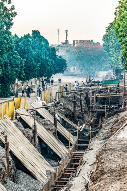19.05.2018 Kom Ombo Mısır - Nil nehri kıyısındaki ünlü tapınağın kalıntıları yakınlarındaki yol inşaatının çalışma alanı