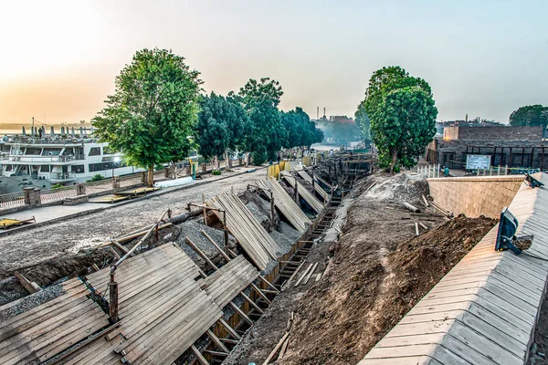 19.05.2018 Kom Ombo Egypten - Arbetsområde vägbygge nära ruinerna av det berömda templet vid Nilfloden — Stockfoto
