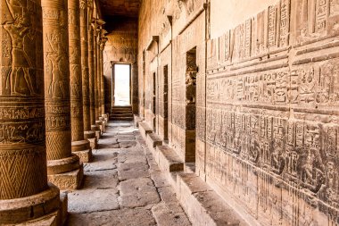 İsis tapınağındaki sütunlar şu anda Mısır 'ın Nasser Gölü' ndeki Agilkia Adası 'nda bulunuyor.