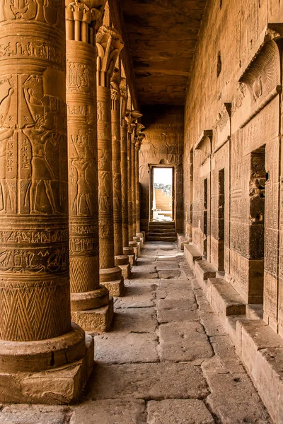 Colunas no templo de Ísis de Philae em sua localização atual na ilha de Agilkia, no Lago Nasser, Egito — Fotografia de Stock
